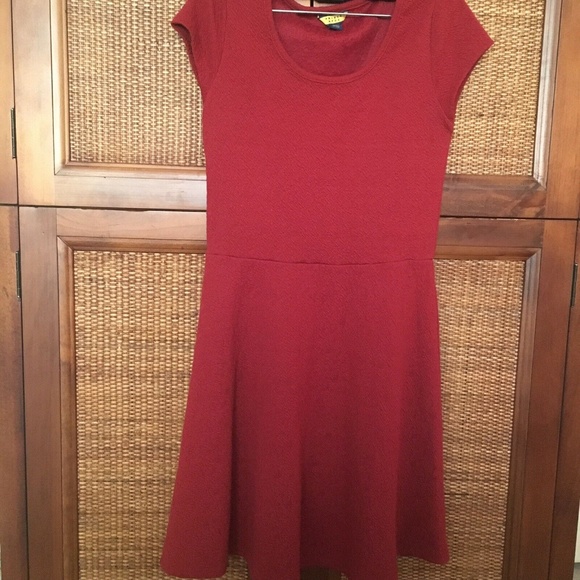 Textured JUNIORS RED MAROON DRESS. Size Medium - Picture 1 of 7